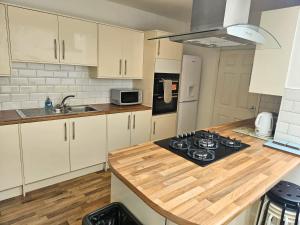 Spacious 5-Bed Home in Vibrant Easton - Sleeps 11- Ideal for contractors and work stays