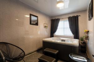 Getaway Accommodation with Pool Table and Jacuzzi!