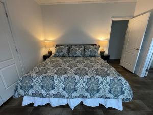 2bed2bath With Creek And Open Spaces