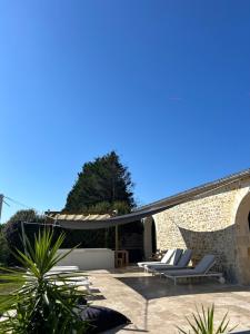 B&B / Chambres d'hotes Chateau Bernon Maison d Hotes - Piscine et SPA : photos des chambres