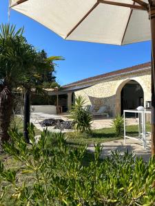 B&B / Chambres d'hotes Chateau Bernon Maison d Hotes - Piscine et SPA : photos des chambres