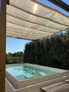 B&B / Chambres d'hotes Chateau Bernon Maison d Hotes - Piscine et SPA : photos des chambres