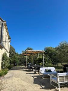 B&B / Chambres d'hotes Chateau Bernon Maison d Hotes - Piscine et SPA : photos des chambres