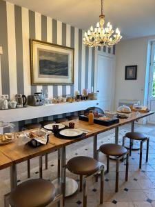 B&B / Chambres d'hotes Chateau Bernon Maison d Hotes - Piscine et SPA : photos des chambres