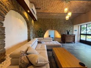 Relais Portaluna delle Langhe, Private Estate with Pool, 7 Bedrooms, Sleeps 18, Vineyard Views