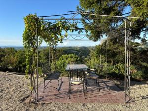 Relais Portaluna delle Langhe, Private Estate with Pool, 7 Bedrooms, Sleeps 18, Vineyard Views