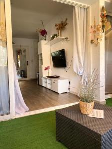 Malibu 2 apartamento con aire acondicionado, campo de tennis y piscina con solarium