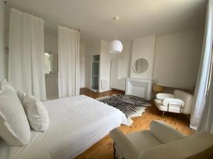 B&B / Chambres d'hotes Chateau Bernon Maison d Hotes - Piscine et SPA : photos des chambres