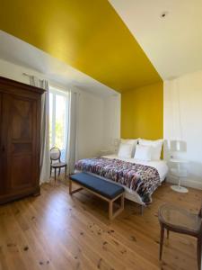 B&B / Chambres d'hotes Chateau Bernon Maison d Hotes - Piscine et SPA : photos des chambres