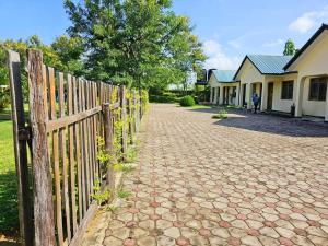 MaTemu Square - 12 Cottages Breakfast Swimming