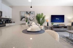 Family Stylish 4BR Pool Townhome Storey Lake