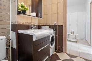 Airport Flat & Parking