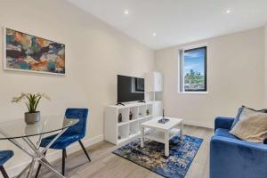 City Service Lets - Cheam Village 2 Bed Apartment Excellent Transport Links to London with Free Parking