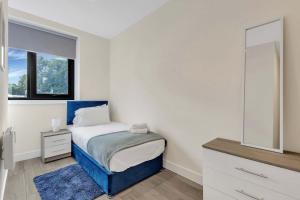 City Service Lets - Cheam Village 2 Bed Apartment Excellent Transport Links to London with Free Parking