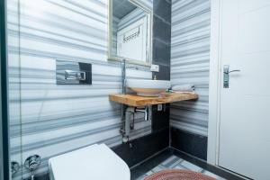 Entire Building for Large Groups and Families w Elevator and 5 Bathrooms