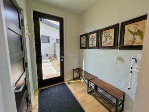 Modern Luxury Home I Sleeps 8 I 10min to Downtown