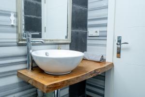 Entire Building for Large Groups and Families w Elevator and 5 Bathrooms