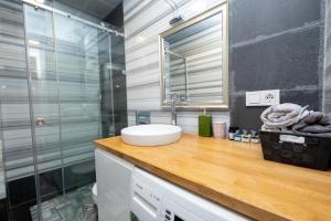 Entire Building for Large Groups and Families w Elevator and 5 Bathrooms