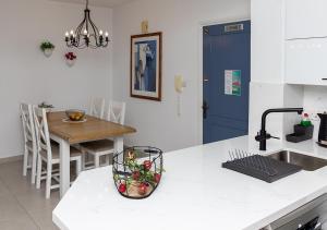 105 Kings Palace - Fabulous 2 Bed, 2 bath, Large Patio with Garden - Sea Views