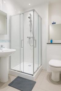 Landvue Stays, Modern, 2 bed apartment with free parking!