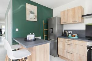 Maisons de vacances Les Lambannieres - Maison neuve, calme avec jardin : photos des chambres