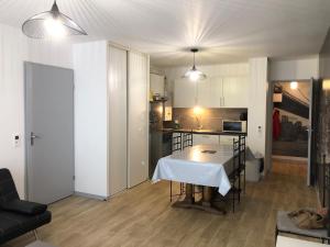 2 bedrooms for 5 with parking - near tram