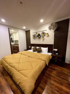 Cosy Ebony Suite Near Metro