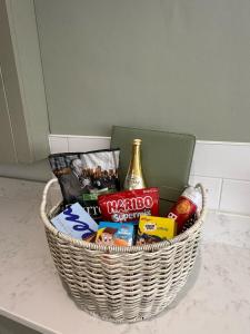 Newly Renovated Spacious 2 Bedroom Flat with Courtyard Garden - Sleeps up to 6!