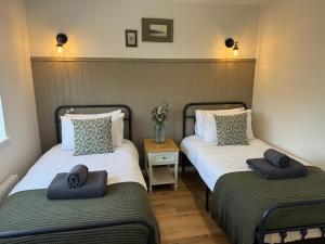 Newly Renovated Spacious 2 Bedroom Flat with Courtyard Garden - Sleeps up to 6!