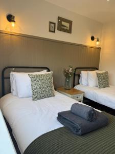 Newly Renovated Spacious 2 Bedroom Flat with Courtyard Garden - Sleeps up to 6!