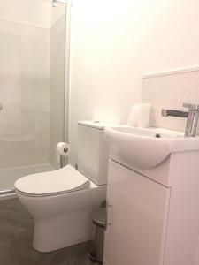 #55 Spacious 2BR 2BA Home for 6 Near Hospital Liverpool Stay