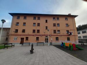 Piso entero llodio a 17km de BILBAO tren y bus