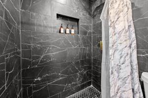 Bohemian Loft Near River Oaks and Greenway Plaza