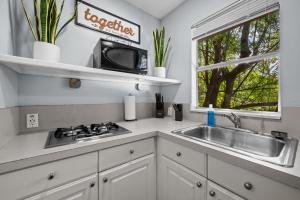 Bohemian Loft Near River Oaks and Greenway Plaza