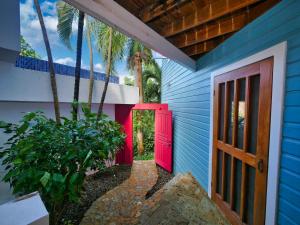 Private Hilltop Home Located Overlooking Roatans Beautiful Turquoise Reef,