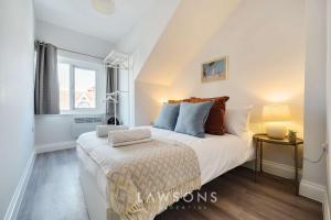 Cosy 2-Bed 1-Bath, Free Parking, Walk to Seafront