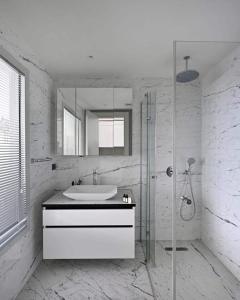 Cozy Bright Studio w Parking, PoolViews! #237