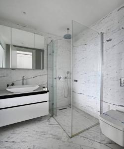 Cozy Bright Studio w Parking, PoolViews! #237