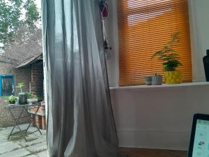 Cozy Private Studio London ,25 mins Kings Cross ,Private Entry Studio