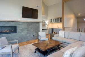 Luxury Waterfront & Views, Private Beach, Golfing