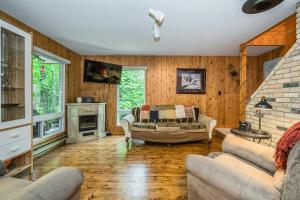 Rustic cabin w Games near Lake and National Park