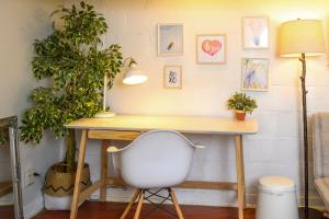 Charming Basement Suite with Private Entrance Near Subway, Koreatown & UofT