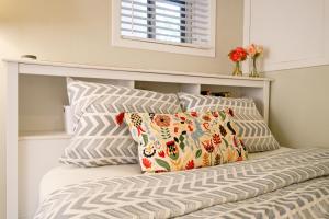 Charming Basement Suite with Private Entrance Near Subway, Koreatown & UofT