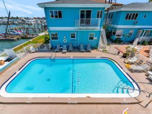 Sunlit Condo Heated Pool across from Beach