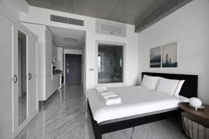 Cool Bright Studio w Parking PoolViews! #238