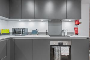 Spacious City Haven - Canal Views - City Centre