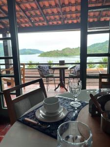 Casa em condomínio com praia particular