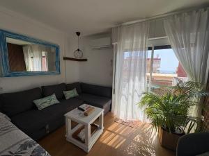 SWEET HOME BENALMADENA, Estudio con vistas al mar y excelente conexion wifi, para NO FUMADORES, con piscinas, Sea views, with swimming pools, completely renovated, ideal for older people, Bright with morning sun, No smoking