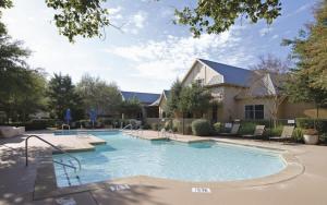 Boulevard Stays Tranquil 1BR King Suite Pool Parking & Gym 01