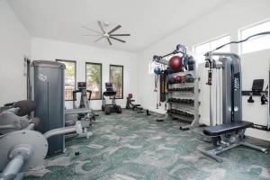 Boulevard Stays Tranquil 1BR King Suite Pool Parking & Gym 01